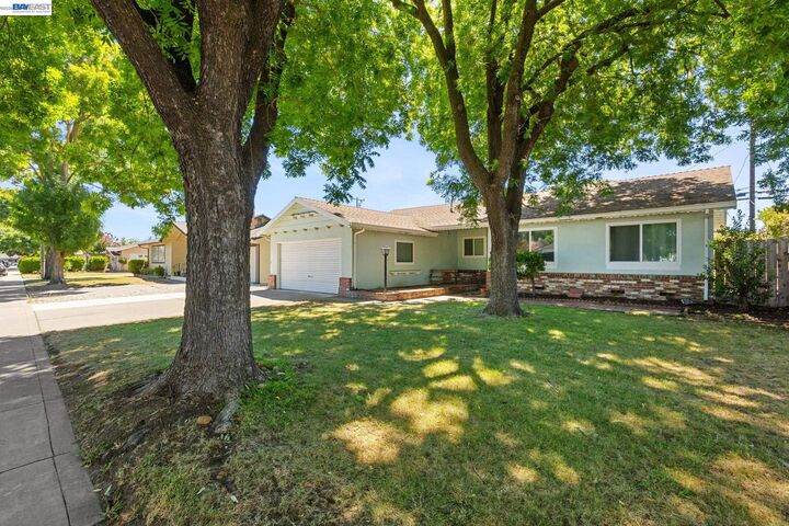 Property Photo:  316 E Canterbury Dr.  CA 95207 