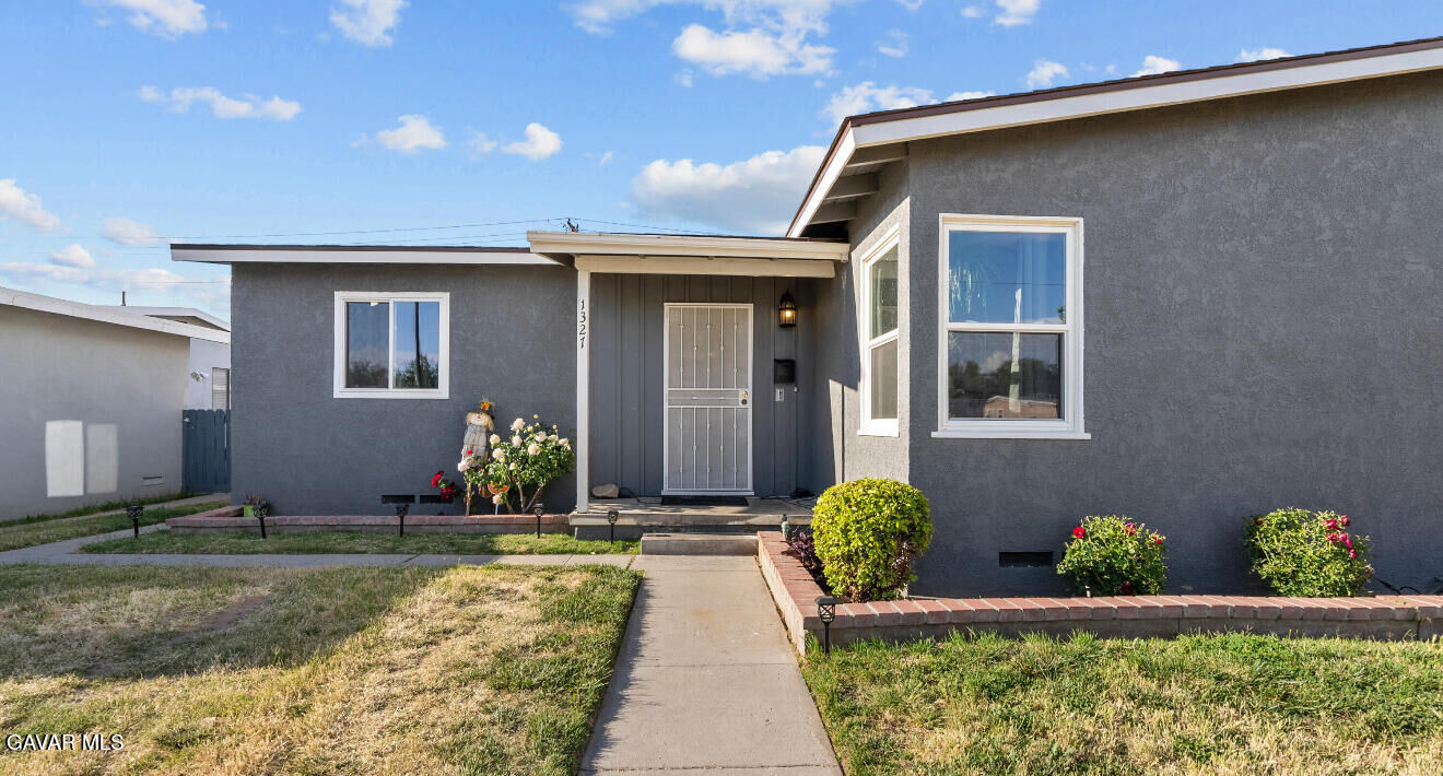Property Photo: 1327 W Ivesbrook Street CA 93534