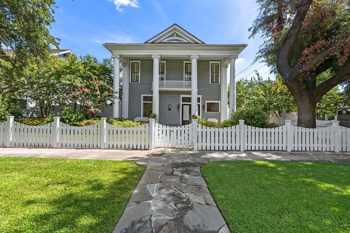 Property Photo:  200 Westmoreland Street  TX 77006 