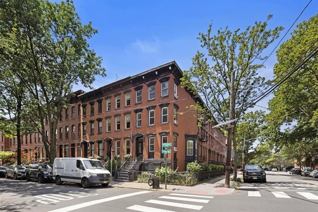 Property Photo:  24W Hamilton Pl  NJ 07302 