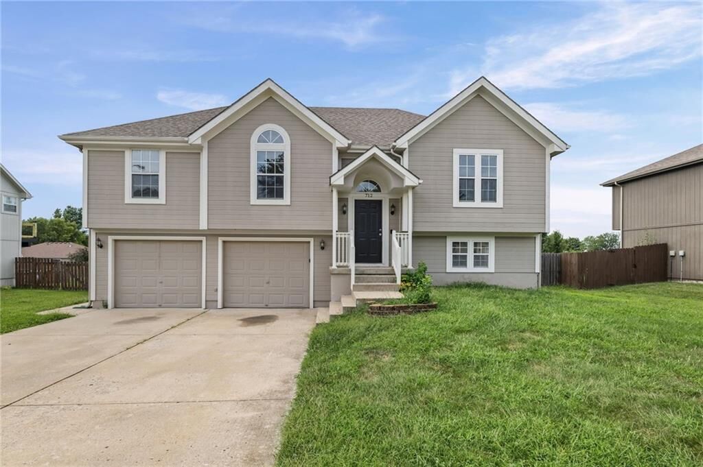 Property Photo: 712 S Sunset Lane MO 64083