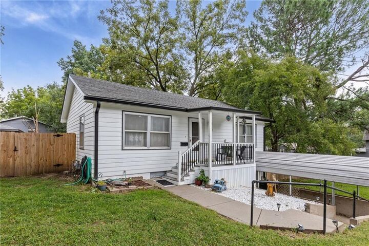 Property Photo: 2507 Maple Avenue KS 66048