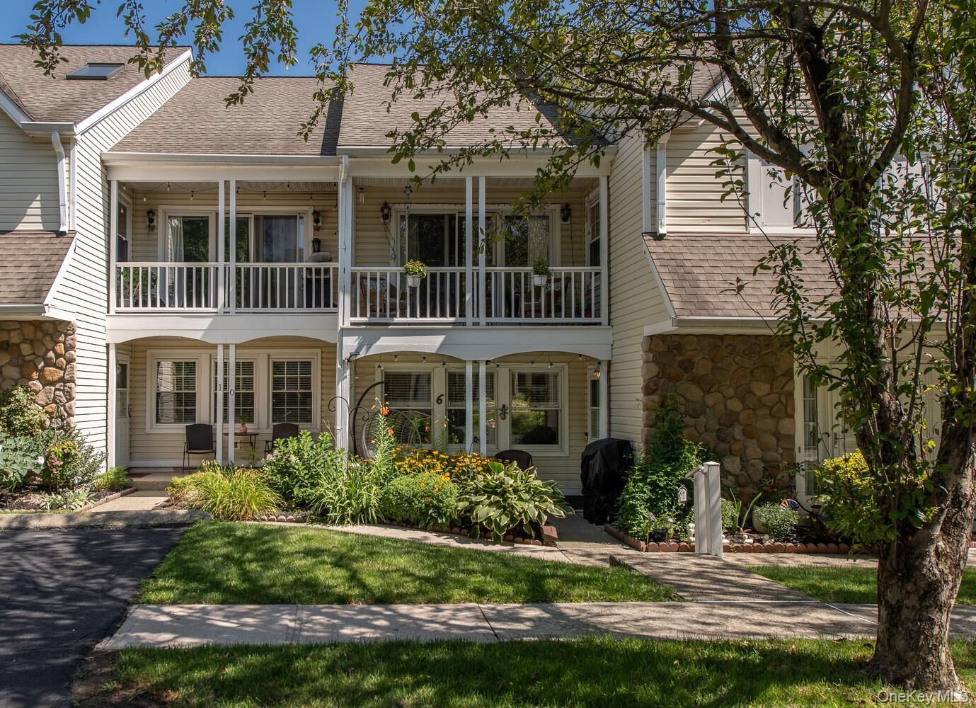 Property Photo:  6 Burnham Court  NY 12524 