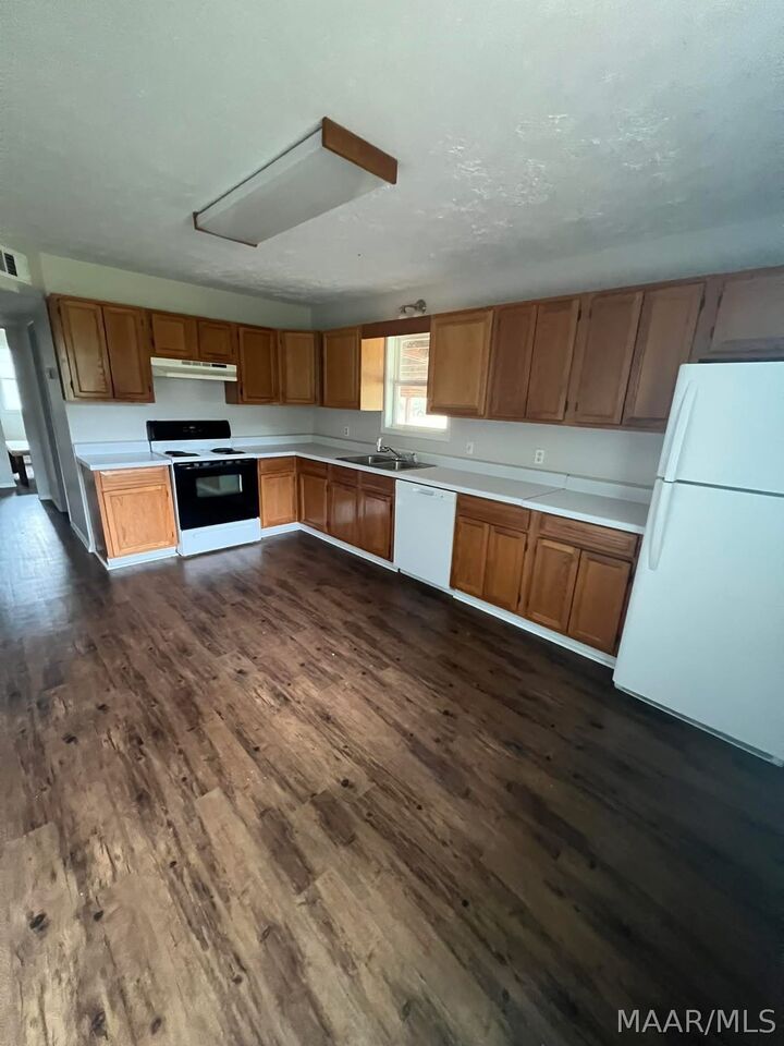 Property Photo:  1560 County Road 50  AL 36067 