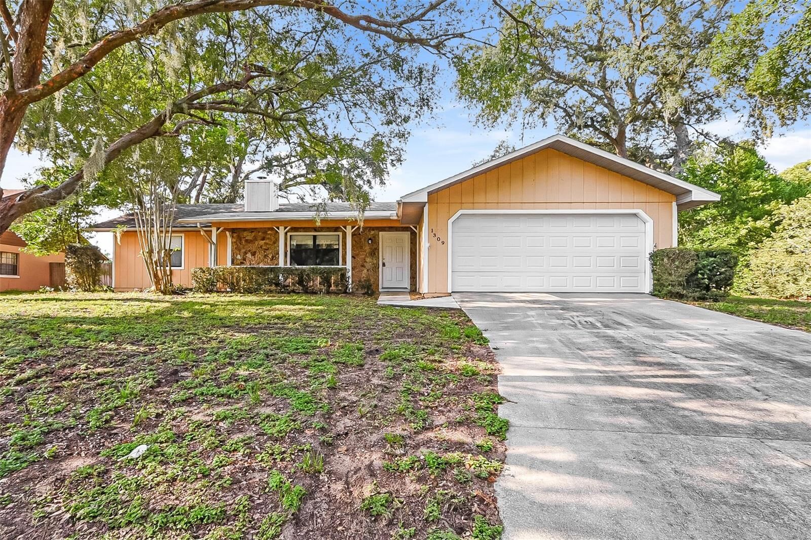 Property Photo: 1309 Cove Place FL 32778
