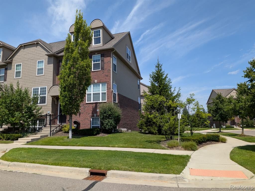 Property Photo:  333 Glenhurst Boulevard 9  MI 48307 4347 