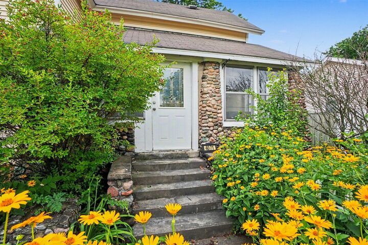 Property Photo:  4071 Ivanrest Avenue  MI 49418-2563 