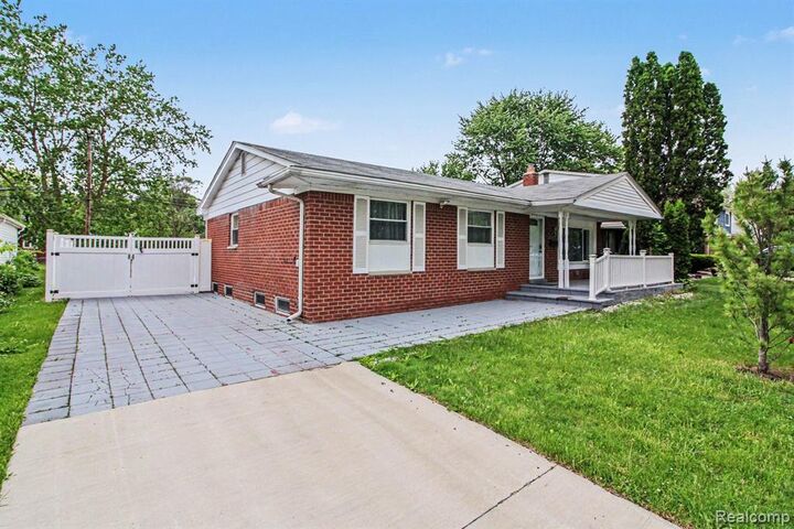 Property Photo:  2177 Alexander Drive  MI 48083 2671 