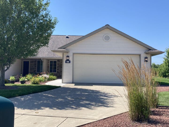 Property Photo:  537 Mapleleaf Ct  WI 54220 