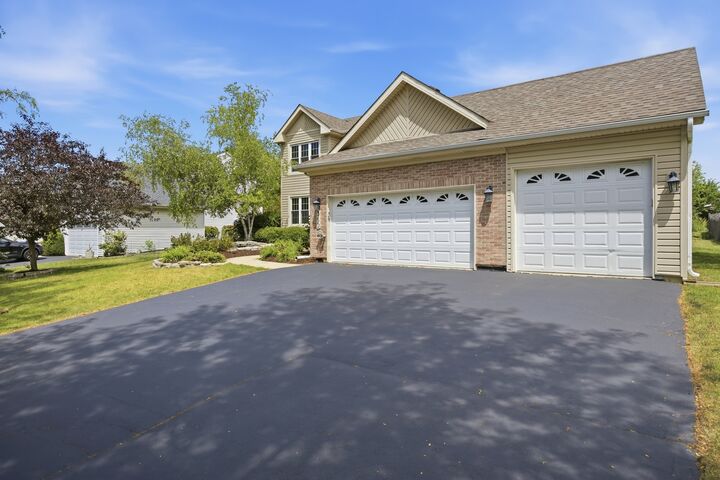 Property Photo: 360 Winding Canyon Way IL 60102