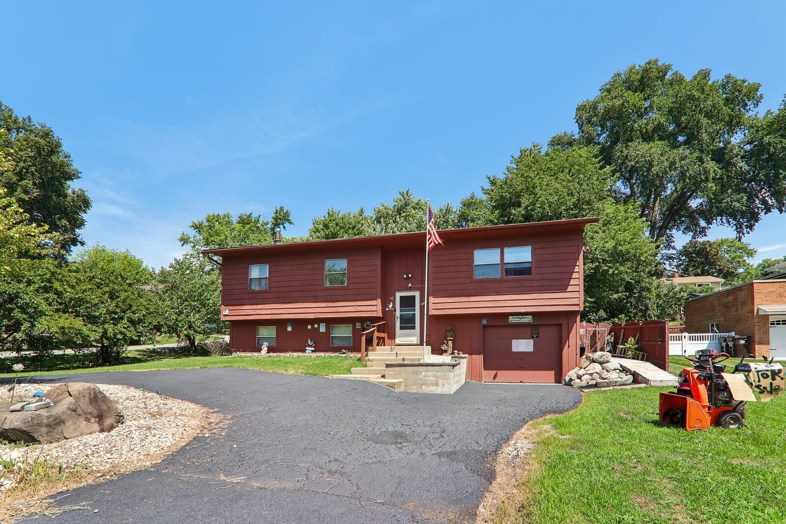 Property Photo: 801 Sheridan Drive IL 60084