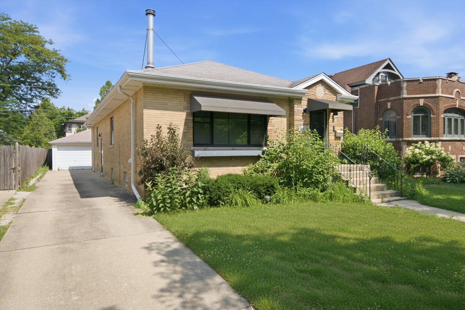 Property Photo: 940 N Oak Park Avenue IL 60302