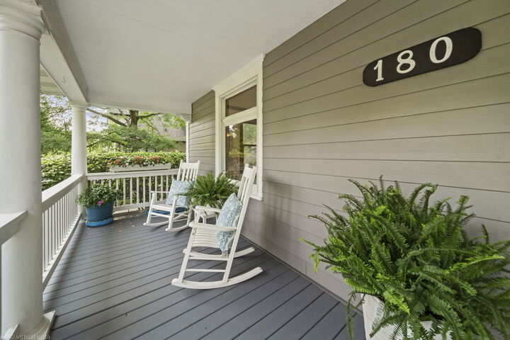 Property Photo:  180 S Arlington Avenue  IL 60126 