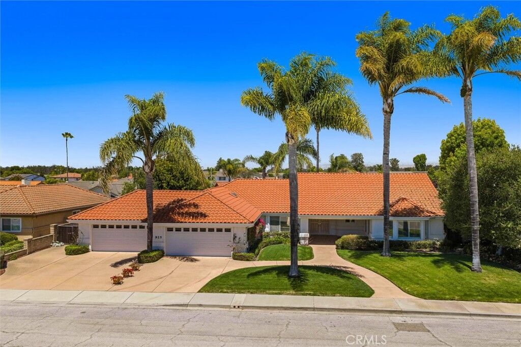 Property Photo:  925 Flagstone  CA 93455 
