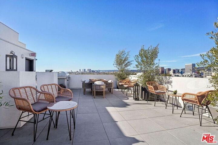 Property Photo:  1110 S Spaulding Avenue 303  CA 90019 