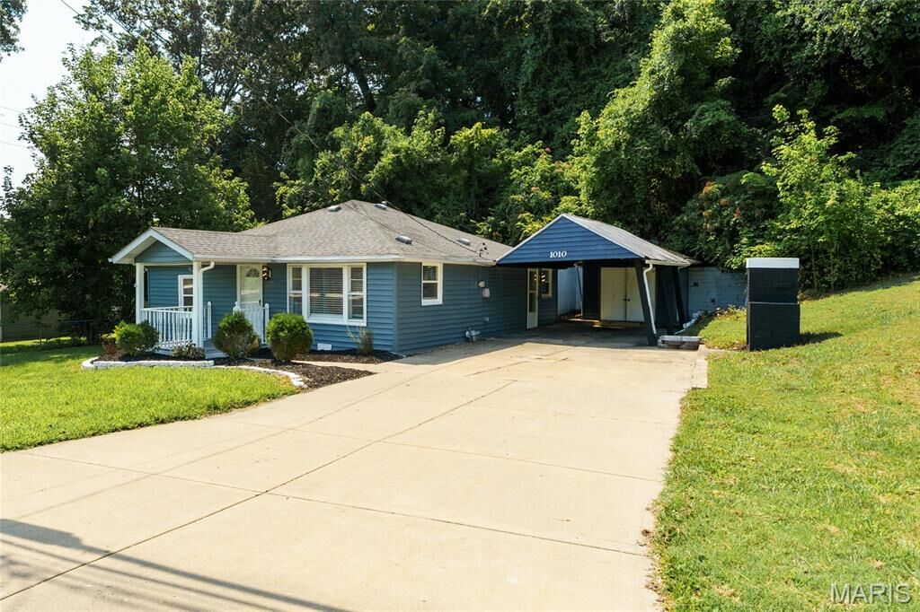 Property Photo: 1010 Lebanon Road IL 62234