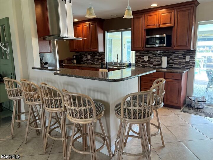 Property Photo:  1124 SE 29th Street  FL 33904 