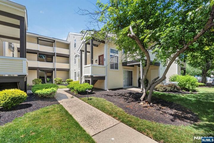 Property Photo:  121 Country Club Drive 10  NJ 07083 