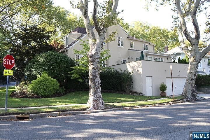 Property Photo: 1014 Arcadian Way NJ 07024