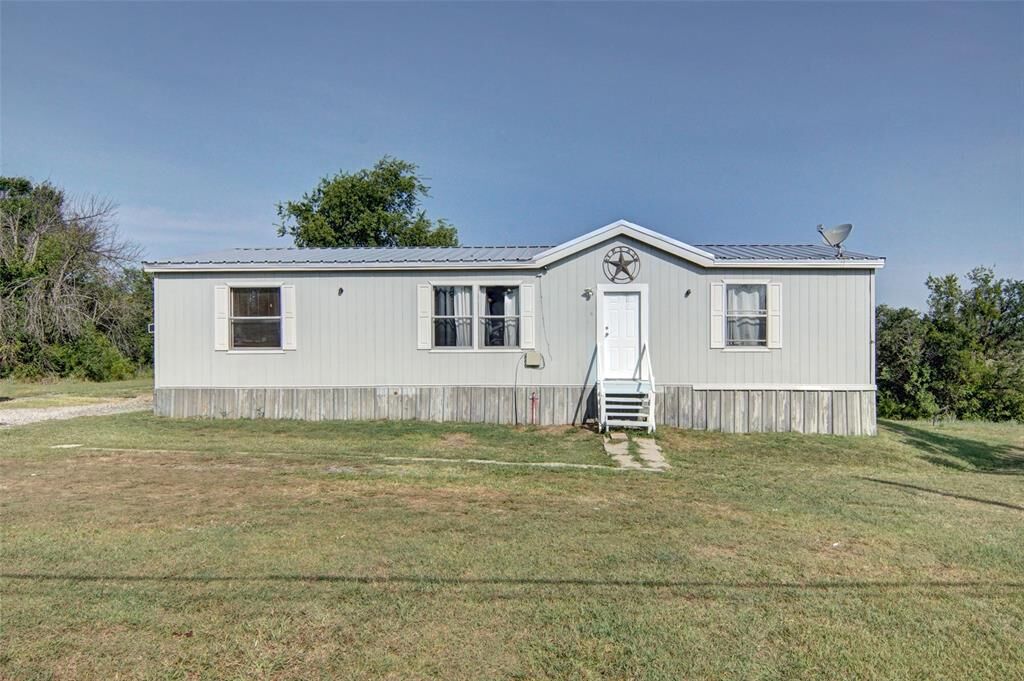 Property Photo: 106 Choctaw Ridge TX 76085