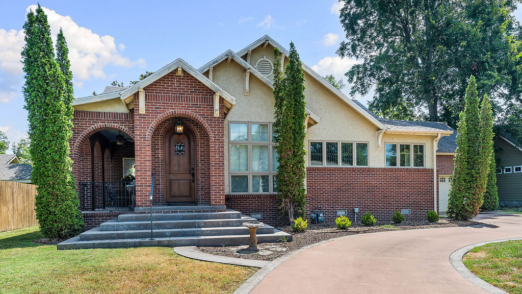 Property Photo:  210 NW F Street  AR 72712 