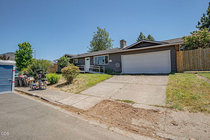 Property Photo: 2890 Anita Circle OR 97504