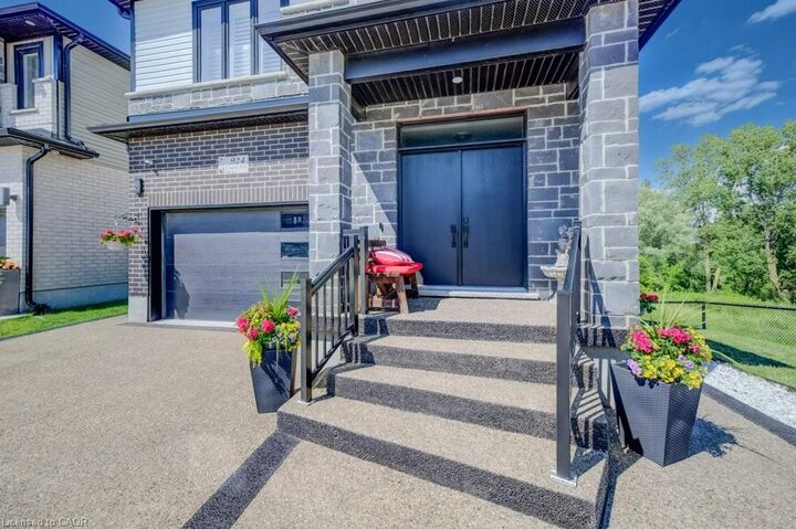 Property Photo:  924 Chapel Hill Court  ON N2R 0P4 