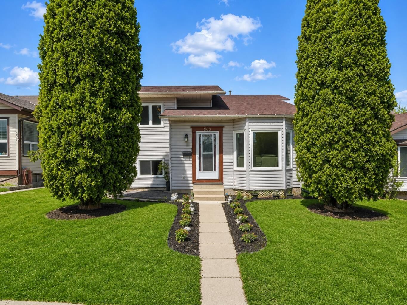 Property Photo: 203 Shawglen Road SW AB T2Y 1Y2