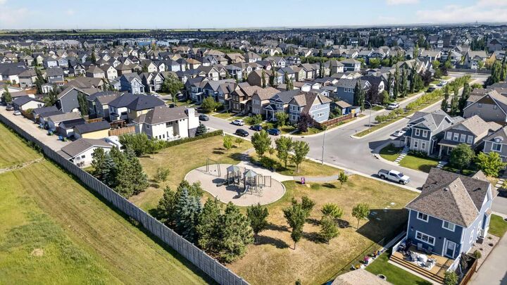 Property Photo:  213 Mahogany Heights SE  AB T3M 0X7 