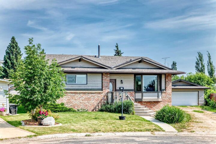 Property Photo: 3 43 Avenue Close AB T4L 1V8