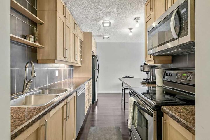 Property Photo: 2140 17A Street SW 402 AB T2T 4R8