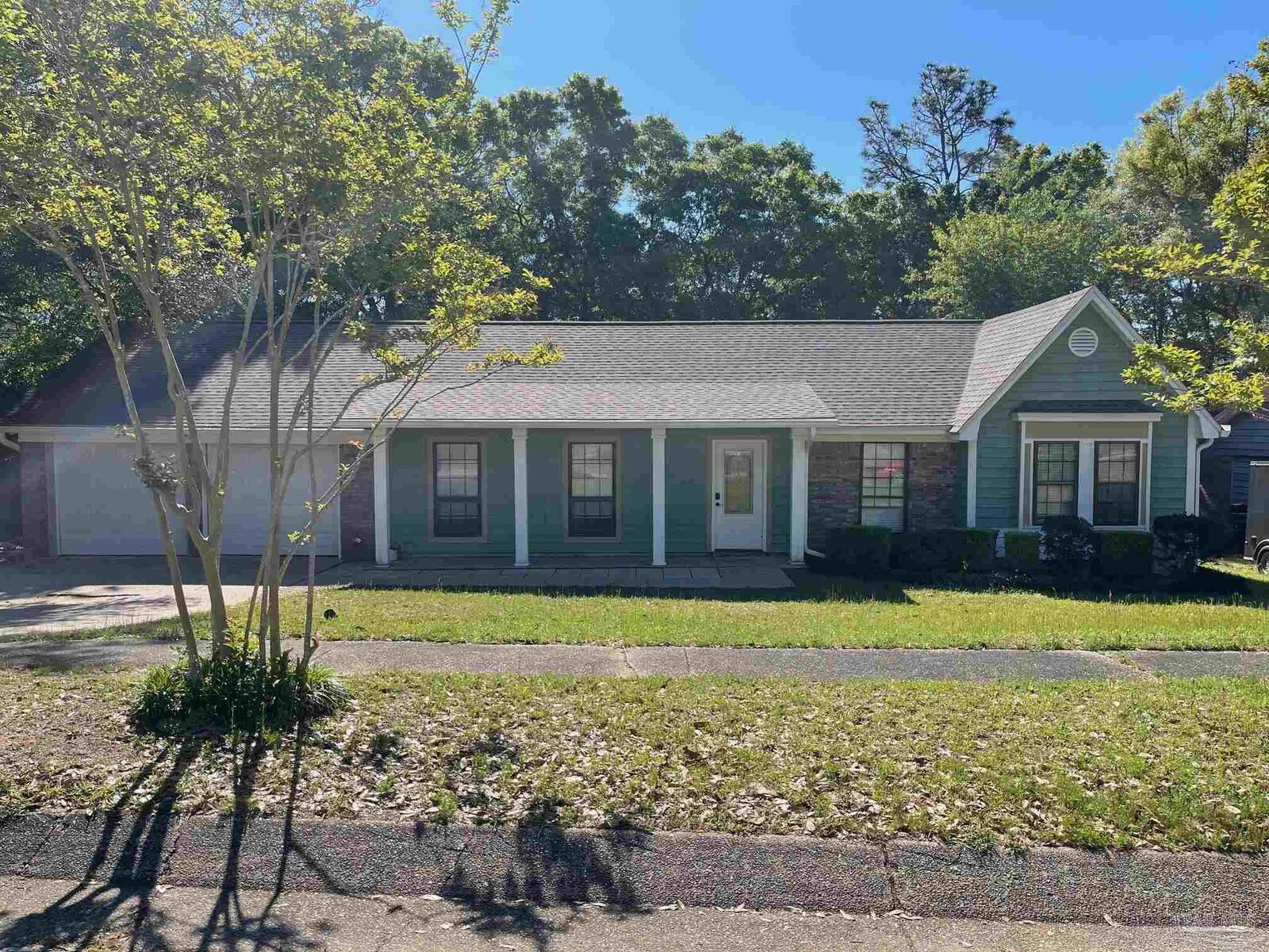 Property Photo: 4615 Gladstone Dr FL 32514