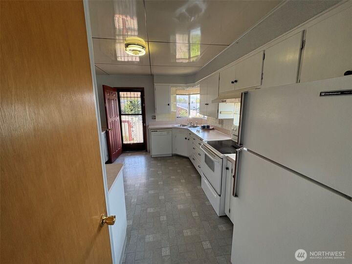 Property Photo:  10 W Dewberry Avenue  WA 98841 