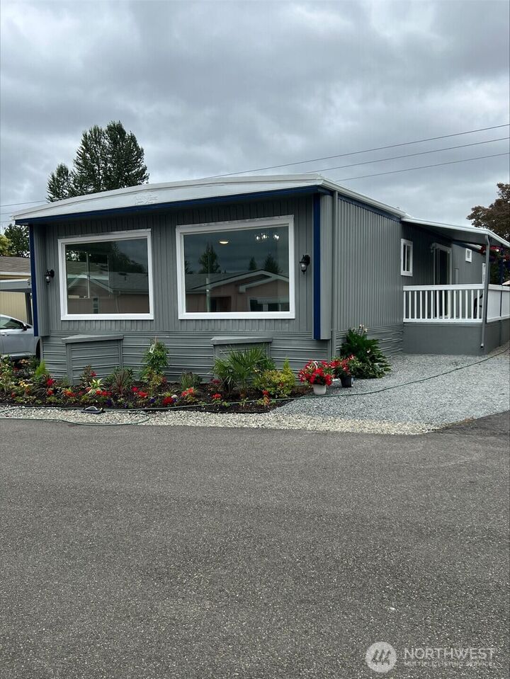 Property Photo:  21429  44th Avenue W 24  WA 98043 