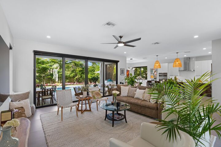 Property Photo: 238 SE 4th Avenue FL 33483