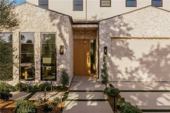 Property Photo: 4940 Hesperia Ave CA 91316
