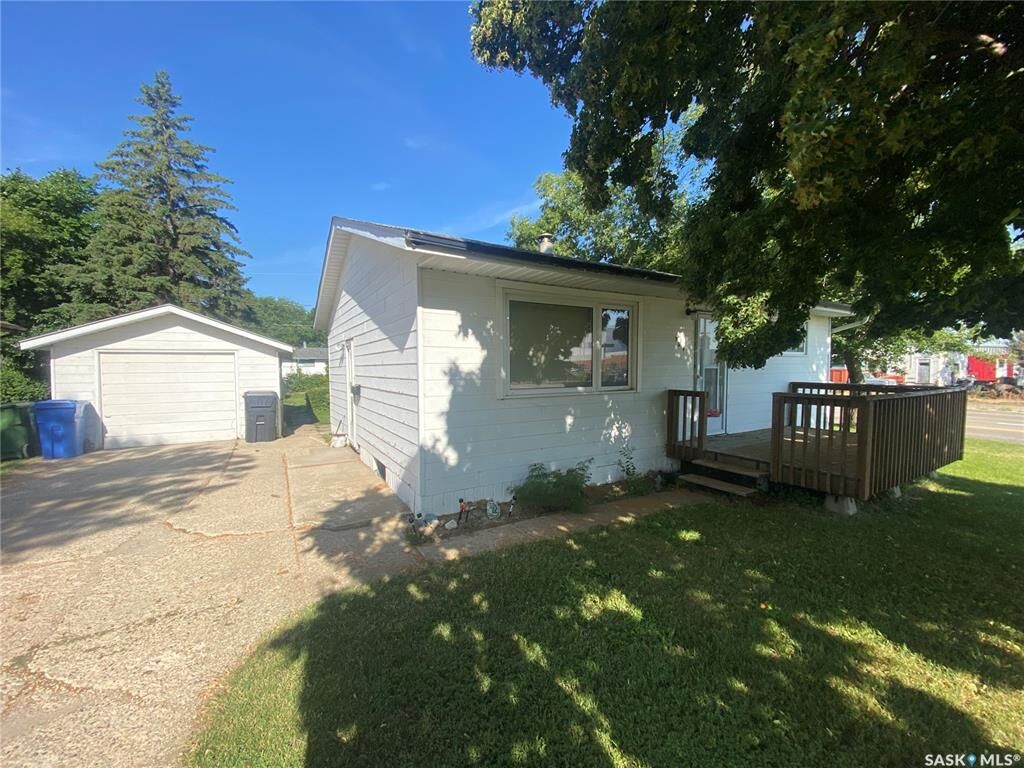 Property Photo:  386 4th Avenue N  SK S3N 1B6 