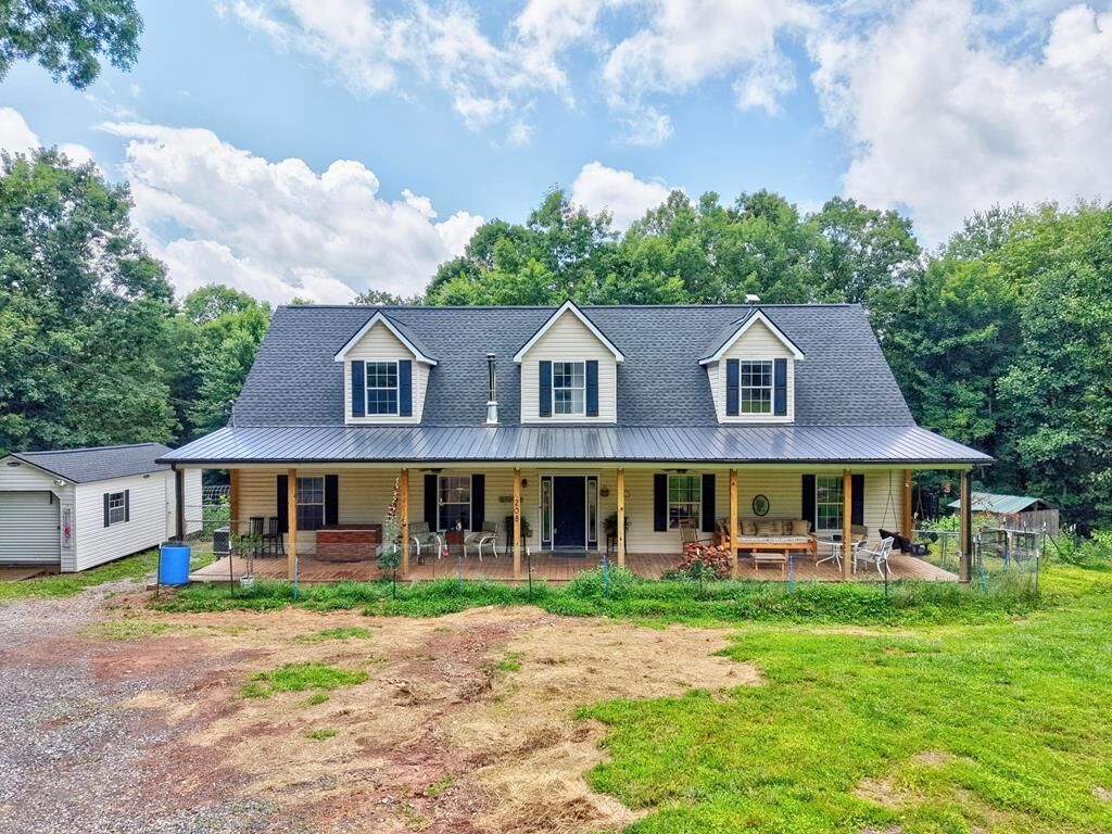Property Photo: 208 Bearclaw Ln VA 24360