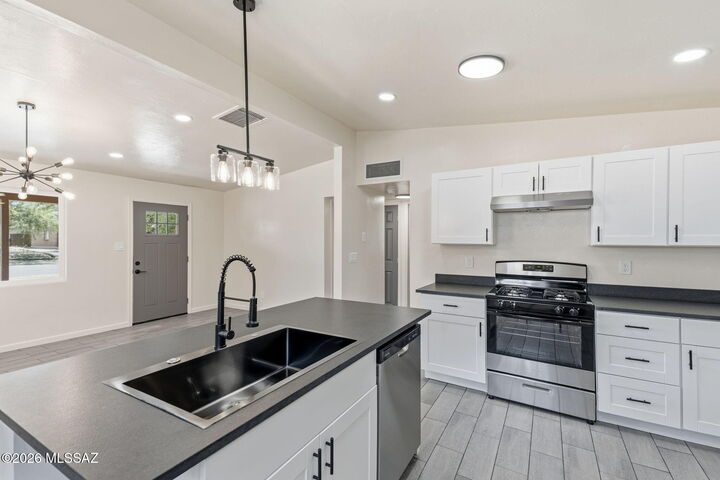 Property Photo: 827 E Lester Street AZ 85719