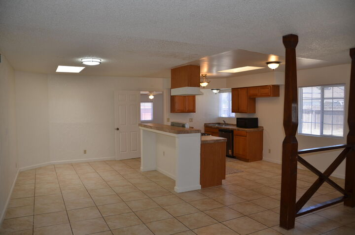 Property Photo:  1076 Lincolnwood Circle  CA 93230 