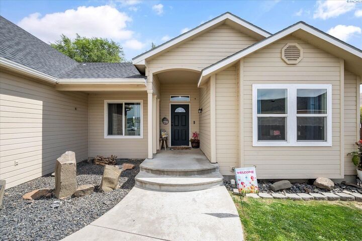 Property Photo:  500 Paver Ct  WA 99320-7845 