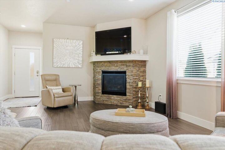 Property Photo: 4939 Smitty Dr WA 99352
