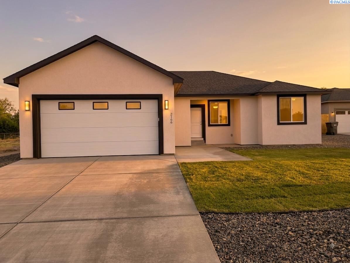 Property Photo:  2166 S Elm Pl  WA 99337 
