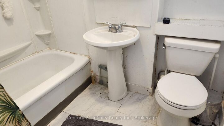 Property Photo:  134 Simcoe Street S 2  ON L1H 4G9 