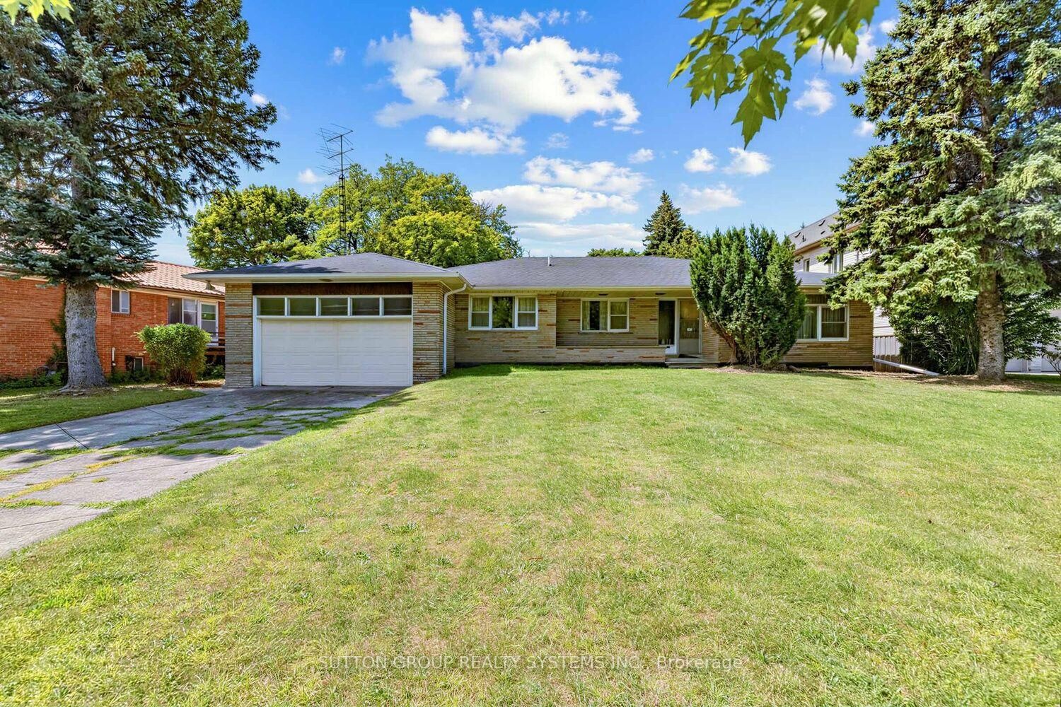Property Photo: 4 Banbury Road ON M3B 2L3