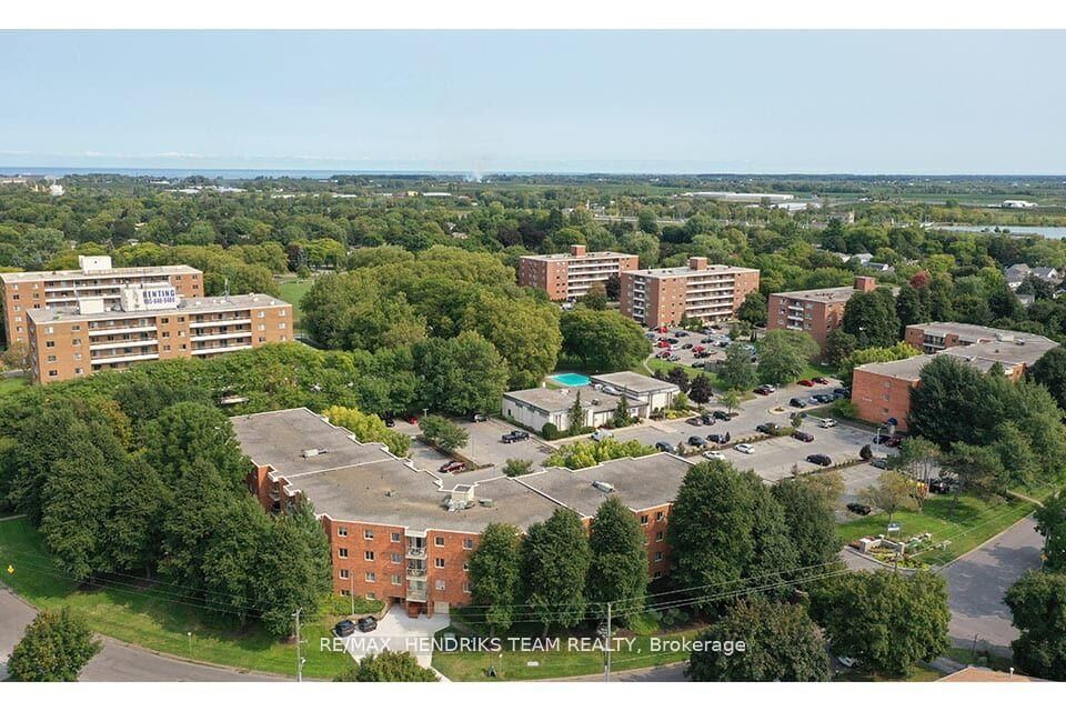 Property Photo: 39 Leaside Drive 201 ON L2M 4G2