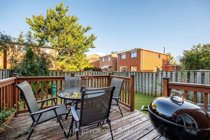 Photo de la propriété: 45 New Seabury Drive ON L4K 2B7