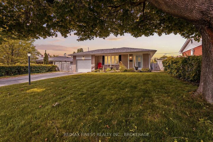 746 Laidlaw Crescent — photo 1