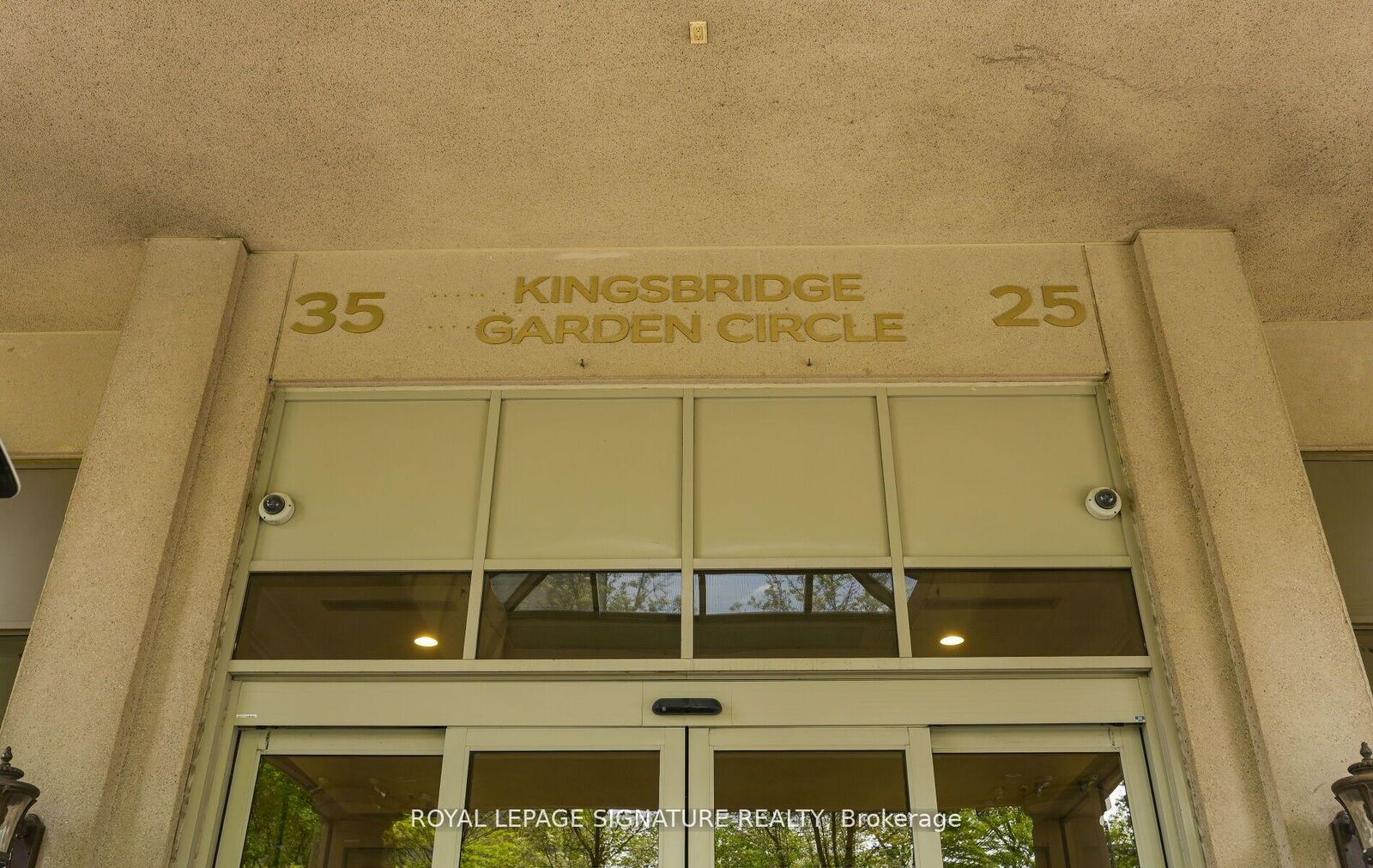 Property Photo: 25 Kingsbridge Garden Circle 1126 ON L5R 4B1