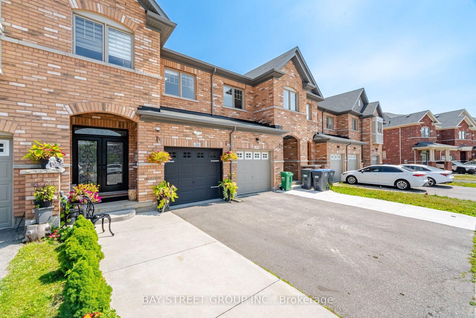 Property Photo: 20 Davenfield Circle ON L6P 4L9